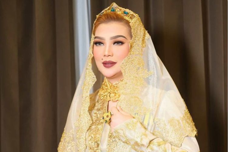 Sarifah Suraidah, 5 Tampilan Glamor dan Anti Mainstream Sarifah Suraidah Istri Gubernur Kaltim, 1. Dress kuning cerah dengan sentuhan etnik, 2. Setelan ungu kotak-kotak dengan aksen floral , 3. Tampil glamor dengan gaun merah syal bulu, 4. Busana bernuansa emas, 5. Gaya modern tradisional dengan mahkota meriah 