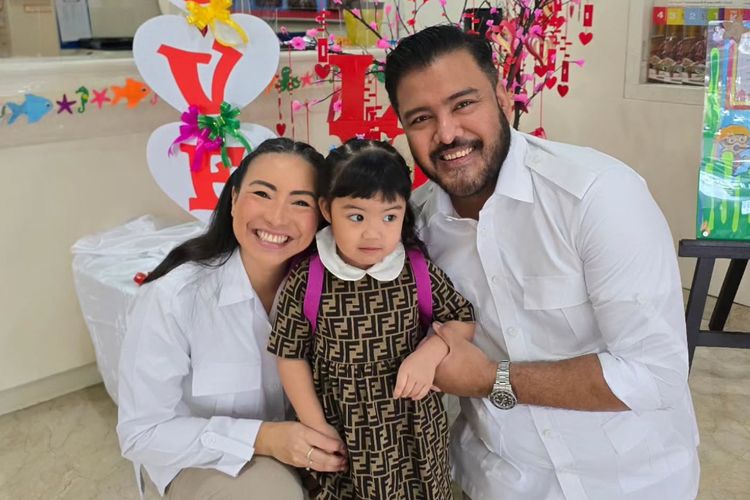 Rahayu Saraswati, Rahayu Saraswati mundur dari DPR, rahayu saraswati dan anak, 9 Potret Kebersamaan Rahayu Saraswati dengan 3 Buah Hati, Hangat dan Penuh Cerita, 1. Mirror selfie usai dari gereja, 2. Wira tampil percaya diri di panggung, 3. Perayaan ulang tahun Janissa, 4. Wira jalani sunat, 5. Doa untuk sang pejuang kecil, 6. Kebanggaan untuk Narendra, 7. Peluk hangat dengan bungsu, 8. Liburan ke Disneyland, 9. Anak ikut rapat