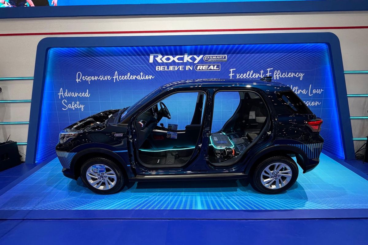 Carbon Neutral, teknologi e-Smart Hybrid, carbon neutral, GJAW 2025, Daihatsu Rocky Hybrid, Teknologi e-Smart Hybrid, Daihatsu Serahkan 3 Unit Pertama Rocky Hybrid ke Konsumen