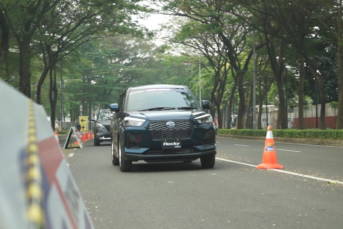 Rocky e-Smart Hybrid, GIIAS, Daihatsu, GIIAS 2025, Daihatsu Rocky, Rocky Hybrid, Pengalaman Menjajal Daihatsu Rocky e-Smart Hybrid di GIIAS 2025, Rocky e-Smart Hybrid Hadir di GIIAS 2025, Sensasi Berkendara yang Berbeda, Performa yang Mengesankan di Trek Lurus, Kesempatan Terbatas untuk Menguji Lebih Jauh