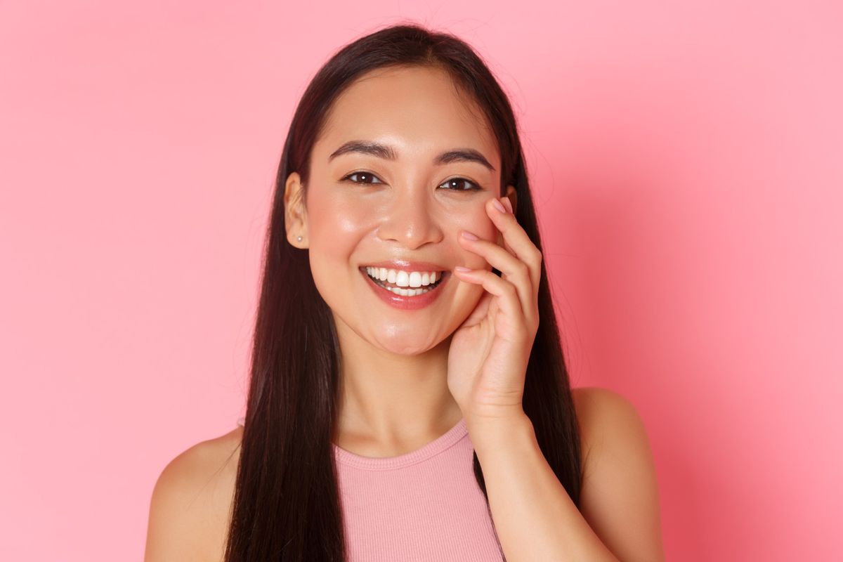 garis senyum, 4 Tips Menyamarkan Garis Senyum di Wajah, Termasuk Pakai Retinol, 1. Pilih kandungan skincare yang membantu elastisitas kulit, 2. Eksfoliasi secara teratur, 3. Pijat wajah bantu menjaga fleksibilitas otot, 4. Gunakan sunscreen dan jaga hidrasi