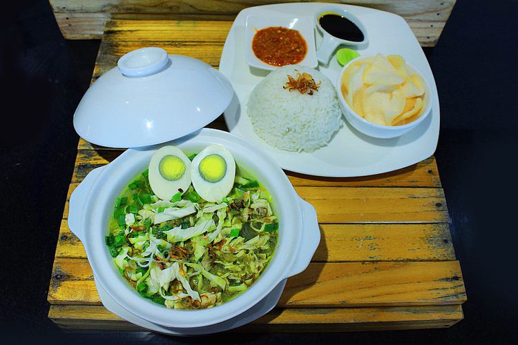 Lebaran, Rekomendasi 8 Kuliner Khas Lebaran dari Berbagai Daerah di Indonesia, 1. Bebek Gulai Kurma (Aceh), 2. Rendang (Padang), 3. Lontong Medan (Medan), 4. Semur Daging (Jakarta), 5. Ayam Bumbu Anam (Palembang), 6. Soto Banjar (Banjarmasin), 7. Gogoso (Makassar), 8. Kue Lontar (Papua)