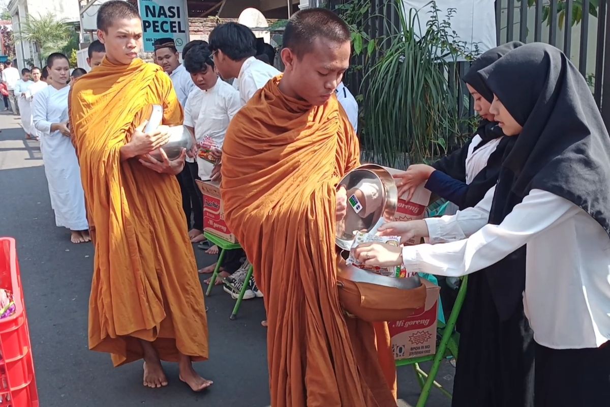 pindapata, Waisak, Waisak 2025, Puluhan Biksu Lakukan Pindapata di Kota Magelang Sebelum ke Candi Borobudur