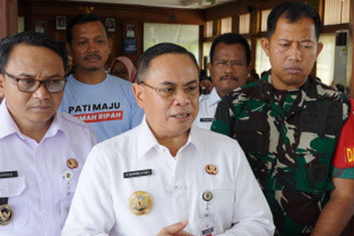 Pati, bupati pati, bupati pati sudewo, demo pati, bupati pati naikkan pbb, Dikecam Warga, Bupati Pati Minta Maaf, Janji Evaluasi Kenaikan PBB 250 Persen, Demonstrasi dan Ketegangan Warga Dipicu Kenaikan PBB, Sudewo Klarifikasi soal Satpol PP dan Posko Aksi, Pernyataan Sudewo yang Viral Tuai Kecaman, Alasan Bupati Pati Naikkan PBB 250 Persen, Bupati Pati Ajak Warga Tenang, Hindari Ketegangan, DPRD Pati Tak Dilibatkan, Minta Penjelasan, Warga Tetap Akan Gelar Aksi 13 Agustus, Posko Donasi Jadi Simbol Gerakan Rakyat