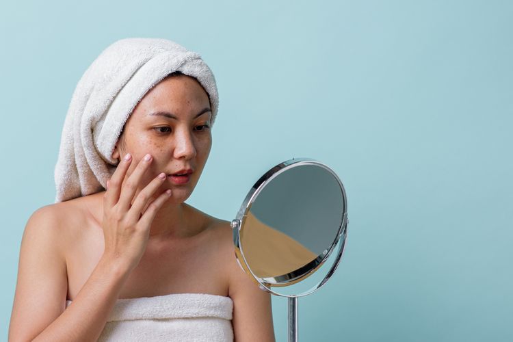 Panduan Jenis Vitamin yang Tepat Sesuai Masalah Kulit Wajah, Menangani jerawat, Memperbaiki kulit dan tunda penuaan, Menghidrasi kulit kering, Mengatasi kerusakan sinar matahari, Bagaimana jika menggunakan produk perawatan kulit topikal?