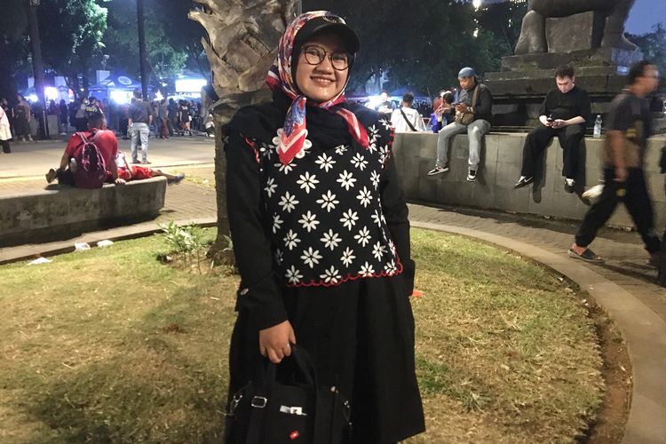 G-Dragon, World Tour Ubermensch 2025, K-Pop, Big Bang, K-pop, konser g-dragon jakarta 2025, fans g dragon, fashion ke konser GD, gaya penonton di konser GDragon, outfit konser gdragon, Intip 5 Gaya Penonton Konser G-Dragon Jakarta, Ada Airport Look GD yang Ikonik, 1. Airport look G-Dragon dengan scarf dan topi, 2. DIY rumbai dan mix style GD, 3. Blazer transformable dan celana jorts, 4. Aksesoris bunga daisy dari jepitan, 5. Vest batik dan one set tunik
