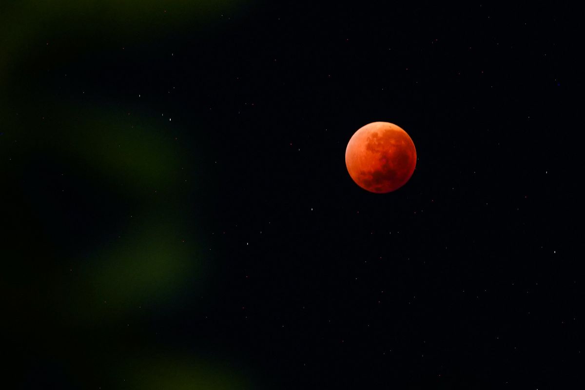 Gerhana Bulan Total, 7 Tips Lihat Gerhana Bulan Total 3 Maret 2026, Catat agar Tidak Zonk!, 1. Pilih lokasi terbuka yang menghadap timur, 2. Cari tempat yang jauh dari lampu kota, 3. Gunakan teropong atau teleskop (Jika Ada), 4. Siapkan peralatan foto, 5. Datang lebih awal, 6. Pastikan langit cerah sebelum berangkat, 7. Ajak Teman atau Komunitas