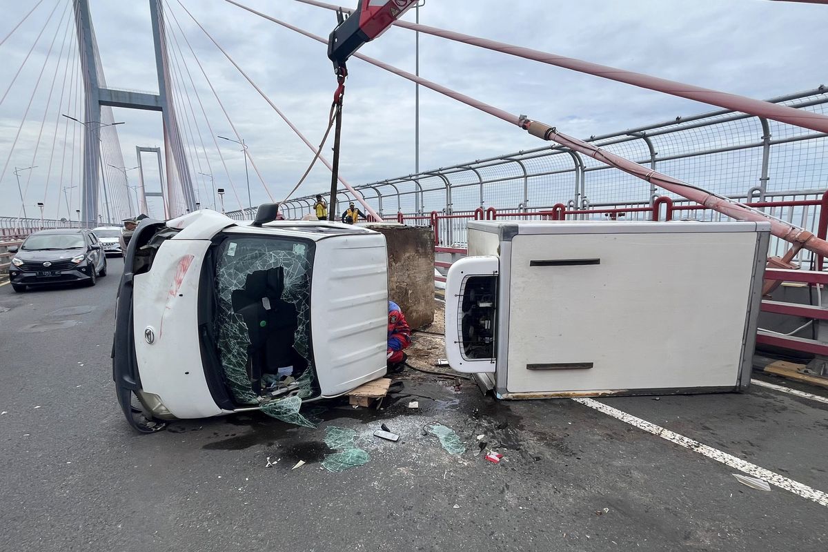 pengemudi, mobil, Lebih Berbahaya Mana Ban Depan atau Belakang Apabila Pecah?