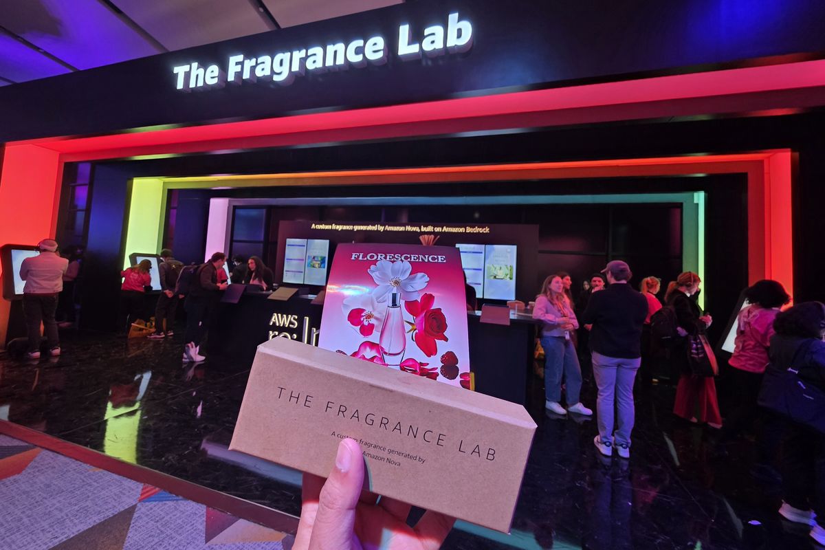 parfum, Fragrance Lab, Amazon, AI AWS, Nova Sonic, Amazon Nova, Parfum, fragrance lab, Pengalaman Meracik Parfum Personal Pakai AI Amazon Nova di AWS re:Invent 2025, Tahap 1: ngobrol dengan AI untuk meracik parfum, Tahap 2: AI memberi nama parfum, Tahap 3: bikin poster dan video iklan parfum dengan AI, Tahap 4: parfum diracik oleh perfumer di tempat