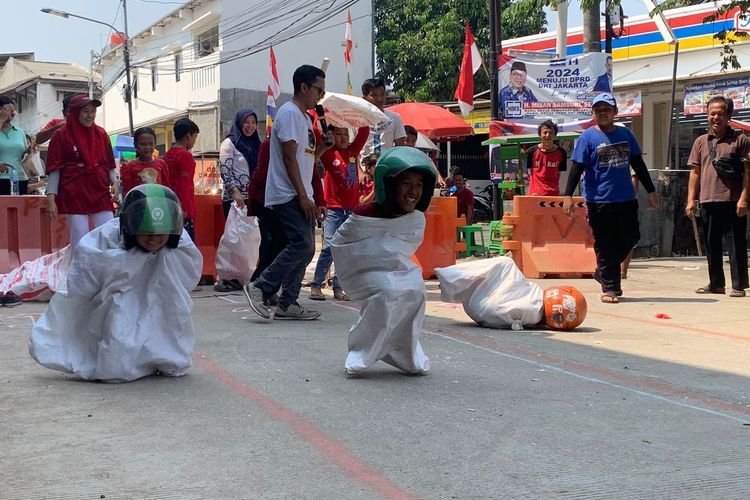 Hari Kemerdekaan Republik Indonesia, 17 Agustus 2025, hut ke 80 ri, pantun tema 17 agustus, pantun hari kemerdekaan indonesia, pantun hari kemerdekaan 17 agustus, pantun kemerdekaan 17 agustus, pantun kemerdekaan indonesia, pantun kemerdekaan ri, 20 Pantun Kemerdekaan 17 Agustus, Penuh Makna Rayakan HUT Ke-80 RI, Pantun 1, Pantun 2, Pantun 3, Pantun 4, Pantun 5, Pantun 6, Pantun 7, Pantun 8, Pantun 9, Pantun 10, Pantun 11, Pantun 12, Pantun 13, Pantun 14, Pantun 15, Pantun 16, Pantun 17, Pantun 18, Pantun 19, Pantun 20