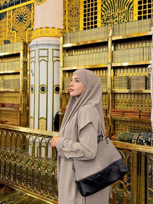 Tasya Farasya, busana umrah, 7 Gaya Busana Umrah Tasya Farasya, Bisa Jadi Inspirasi, 1. Outfit hitam untuk perjalanan, 2. Abaya warna nude dengan siluet longgar, 3. Paduan hijab senada untuk tampilan rapi, 4. Hijab cokelat tua dengan busana senada, 5. Busana serba cokelat gelap untuk malam hari, 6. Hijab simpel tanpa layering berlebih, 7. Tampilan bercadar hitam yang tertutup sempurna