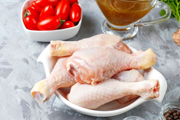 menyiapkan makanan, Kesalahan Menyiapkan Makanan, tips menyiapkan makanan, 6 Kesalahan Menyiapkan Makanan yang Bisa Bikin Sakit, 1. Mencairkan makanan beku di suhu ruangan, 2. Pakai talenan yang sama untuk daging mentah dan sayur, 3. Mencuci ayam mentah, 4. Menyimpan daging mentah di atas makanan lain dalam kulkas, 5. Mendinginkan nasi di suhu ruangan, 6. Mengandalkan warna untuk menilai kematangan daging