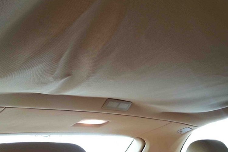 mobil, plafon mobil, Sering Merokok di Mobil? Ini Dampaknya pada Plafon Kabin