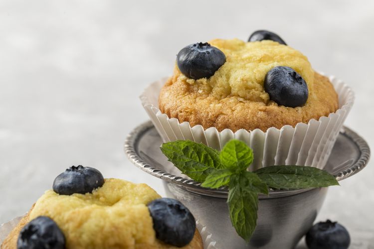 tips sahur, tips sarapan, makanan untuk sarapan, makanan untuk sahur, 6 Makanan yang Kurang Pas untuk Sahur atau Sarapan, Bikin Cepat Lapar, 1. Yogurt berperisa, 2. Muffin kemasan, 3. Smoothie dan jus kemasan, 4. Donat dan kue manis, 5. Granola dan batangan granola kemasan, 6. Daging olahan