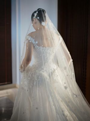 Syifa Hadju, 5 Detail Gaun Pengantin Syifa Hadju di Bali, Dipenuhi Ribuan Bunga Handmade, 1. Menggunakan material ringan: organza dan gazar, 2. Siluet off-shoulder yang feminin, 3. Ribuan bunga dengan teknik hand appliqué, 4. Tekstur tiga dimensi yang menonjol, 5. Veil panjang dengan aksen senada