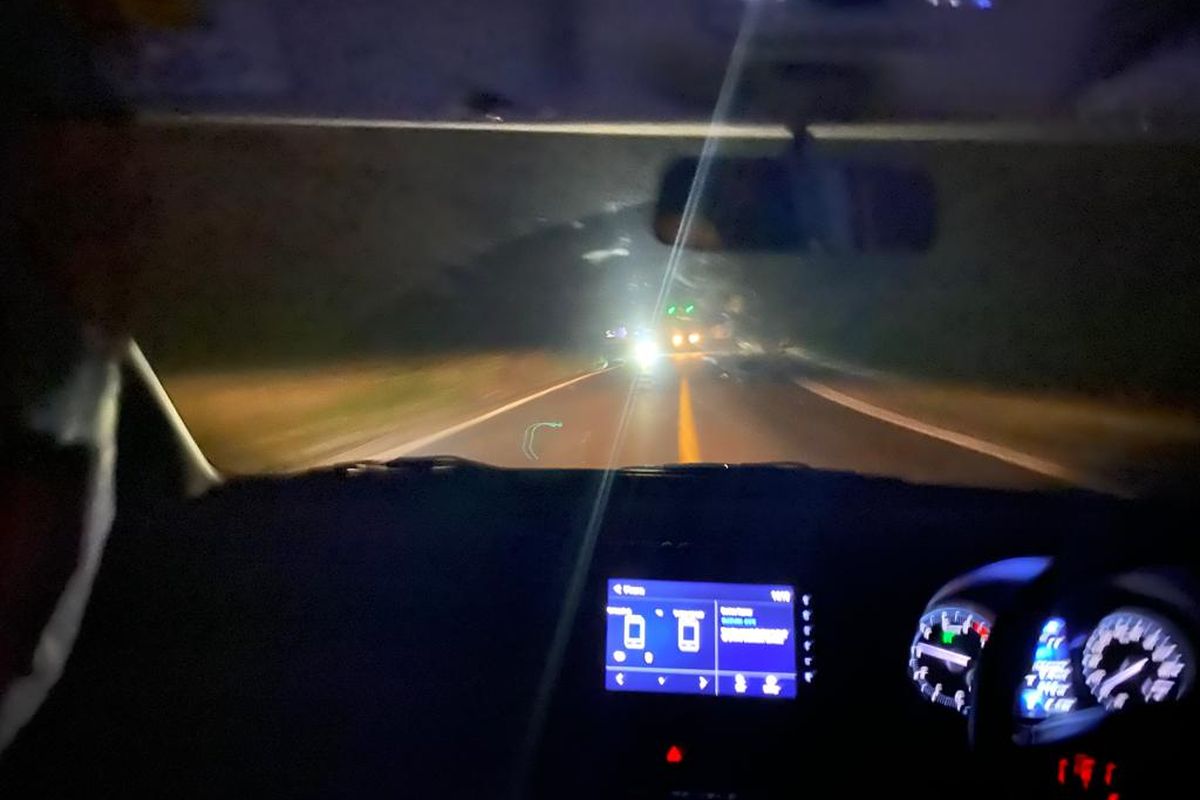 lampu mobil, berkendara malam hari, tips mengemudi malam hari, cara mengatasi mata silau saat berkendara, Cara Aman Menghadapi Silau Lampu Mobil Saat Berkendara Malam Hari