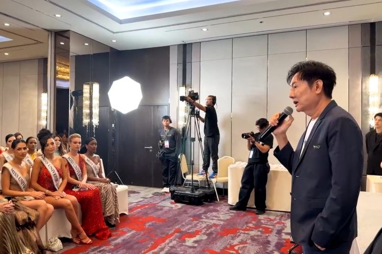 Miss Universe, Miss Universe 2025, miss universe 2025, Nawat Itsaragrisil, nawat itsaragrisil miss universe, fatima bosch, miss mexico, pageant drama, miss meksiko bodoh, kontroversi miss universe, Nawat Itsaragrisil Minta Maaf Soal Kontroversi Miss Universe 2025, Klaim Tidak Bilang Bodoh