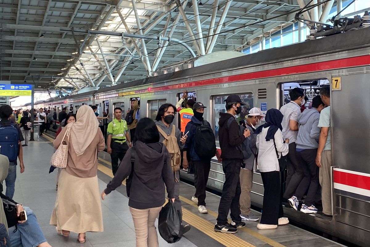 petugas keamanan, Hari Buruh 2026, Stasiun Palmerah, Stasiun Juanda, Stasiun Sawah Besar, Stasiun Cikini, KRL Beroperasi Normal Saat Libur Hari Buruh 1 Mei 2026, Pengamanan Ditambah