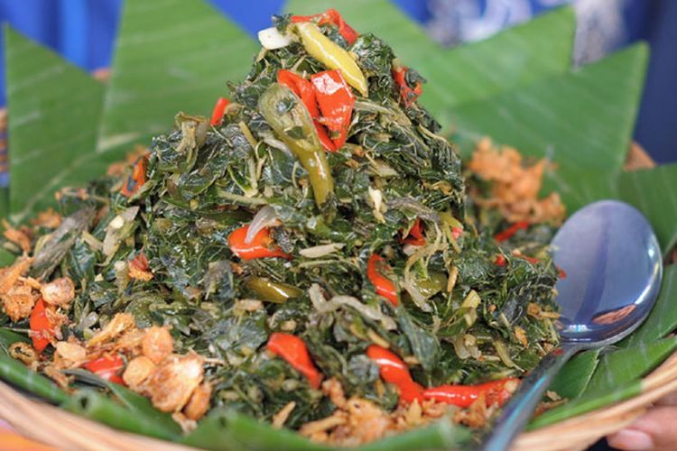 Daun pepaya, cara olah daun pepaya, cara masak daun pepaya biar gak pahit, Cara Olah Daun Pepaya Cepat Empuk dan Tidak Pahit, Bahan Ada di Dapur, 1. Rendam dalam Garam untuk Kurangi Pahit, 2. Rebus dengan Air Mendidih Agar Cepat Empuk, 3. Gunakan Bumbu yang Kuat untuk Menyamarkan Rasa Pahit, 4. Gunakan Soda Kue untuk Warna dan Tekstur Lebih Baik, 5. Perebusan Berulang untuk Hasil Maksimal