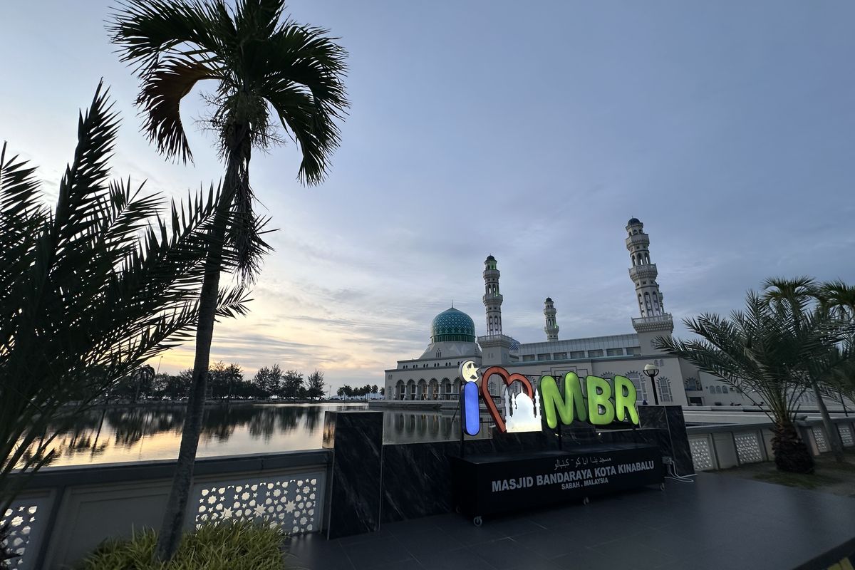 Masjid Bandaraya Kota Kinabalu, wisata malaysia, wisata sabah, Wisata Kota Kinabalu, Wisata Religi di Sabah, Wisata Religi di Kota Kinabalu, Mampir ke Masjid Terbesar di Kota Kinabalu, Terinspirasi dari Masjid Nabawi