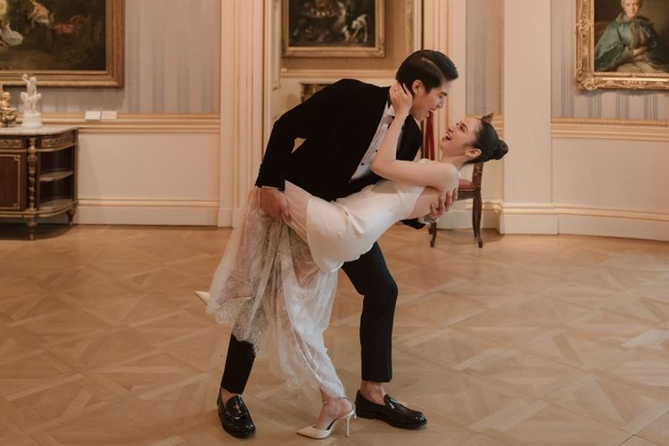 Syifa Hadju, 7 Gaya Prewedding Syifa Hadju dan El Rumi Terbaru, Nuansa Editorial, Elegan dengan Gaun Minimalis, Riasan Soft Glam yang Natural, Tatanan Rambut Sleek dan Klasik, Sentuhan Perhiasan High-End, Gaya Klasik El Rumi, Nuansa Romantis dan Intimate, Sentuhan Playful