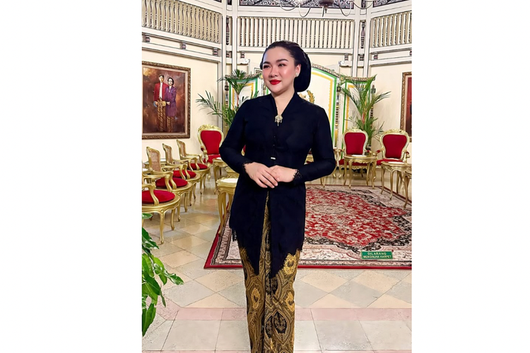 Malam 1 Suro, Pura Mangkunegaran, Kirab Malam 1 Suro, Sherina Munaf, Vicky Shu, Gusti Bhre, Adinia Wirasti, kirab malam 1 suro, gusti bhre, Malam 1 Suro 2025, kirab 1 suro, kirab pusaka malam 1 suro pura mangkunegaran, kirab mangkunegaran 2025, gaya busana kirab malam 1 suro, gusti sura, Gaya 5 Selebritas di Kirab Malam 1 Suro 2025, Sherina Pakai Jarik Wahyu Tumurun, 1. Sherina Munaf, 2. Vicky Shu, 3. Gusti Bhre, 4. Gusti Sura, 5. Adinia Wirasti