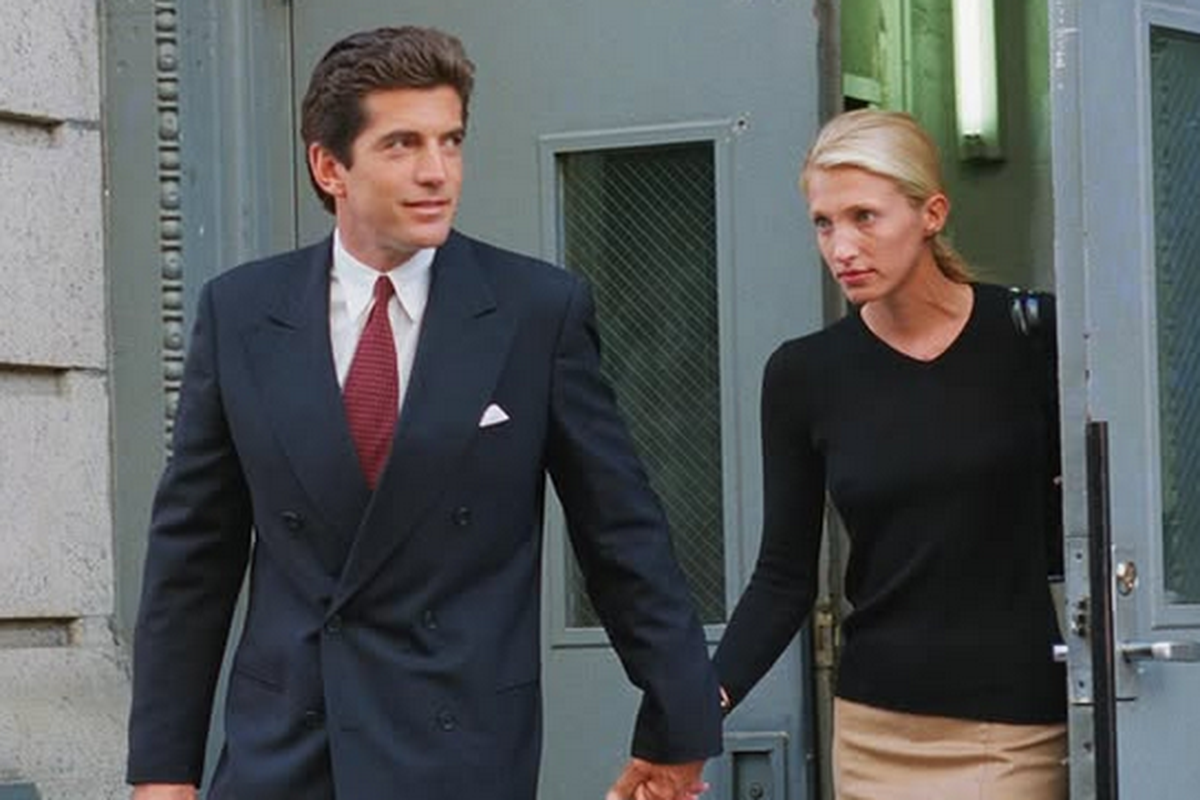 Carolyn Bessette, 7 Cara Tampil Chic ala Carolyn Bessette-Kennedy untuk Perempuan 50+, 1. Palet warna netral , 2. Slip dress, 3. Kemeja putih sebagai item wajib, 4. Celana denim straight-leg, 5. Slip skirt untuk alternatif feminin yang modern, 6. Aksesori minimalis, 7. Mantel camel