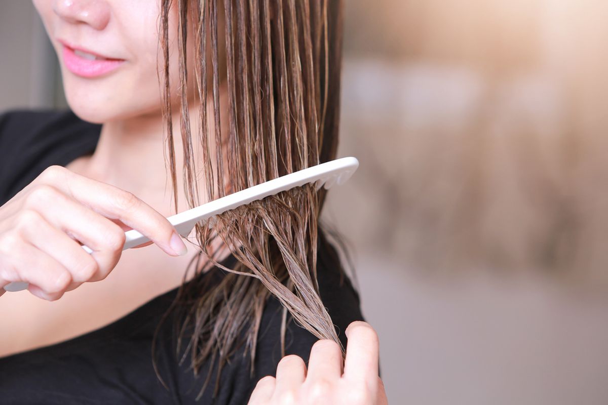 perawatan rambut, rambut sehat, cara merawat rambut, kebiasaan yang dapat merusak rambut, tips merawat rambut agar sehat, 8 Kebiasaan Ini Bisa Sebabkan Rambut Rusak, 1. Menyisir rambut saat basah, 2. Penggunaan alat pemanas tanpa pelindung, 3. Mengikat rambut terlalu kencang, 4. Menggunakan produk kimia berlebih, 5. Tidak melindungi rambut dari sinar matahari, 6. Mengeringkan rambut dengan handuk secara kasar, 7. Tidak memotong ujung rambut secara teratur, 8. Tidak membersihkan peralatan perawatan rambut