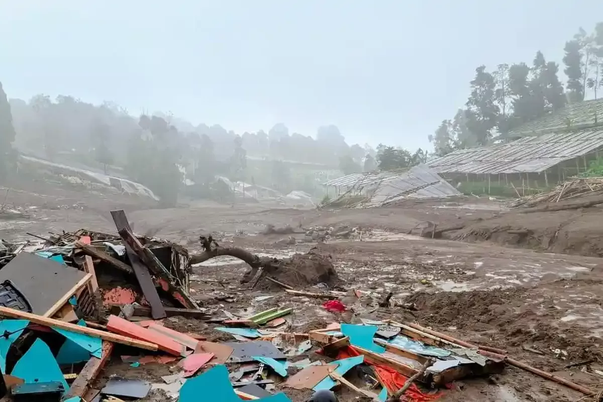 Badan Geologi, Longsor Cisarua Bandung Barat, Badan Geologi Sebut Alih Fungsi Hutan Bukan Penyebab Dominan, Mengapa morfologi lereng menjadi faktor utama?, Bagaimana peran karakter tanah di lokasi longsor?, Apa peran sistem drainase alami?, Jenis longsor apa yang terjadi di Cisarua?, Seberapa besar pengaruh curah hujan ekstrem?
