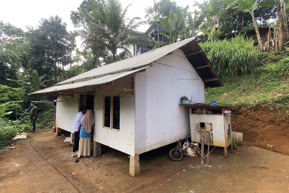 jawa barat, Sukabumi, cacing, bocah Sukabumi cacing, Raya bocah sukabumi, balita meninggal akibat cacingan, rumah raya, balita meninggal cacingan, Rumah Raya Sukabumi, Kolong Rumah, Ayam, dan Cacing: Hidup Tragis Raya Sebelum Tiada, Hidup dengan Keterbatasan, Rumah Lapuk yang Hampir Runtuh, Sanitasi Memprihatinkan, Akhir Tragis