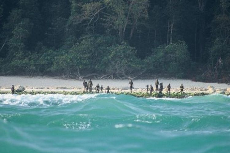 Pulau Sentinel, Pulau Sentinel Utara, pulau paling terisolasi di dunia, Pulau Sentinel Utara yang Terisolasi dari Dunia, Awas Bisa Tewas Jika Nekat Mendekat, Suku Sentinel yang menolak dunia luar, Masih ada turis yang nekat ke Pulau Sentinel, Risiko besar jika nekat masuk Pulau Sentinel Utara, Suku Sentinel yang menutup diri