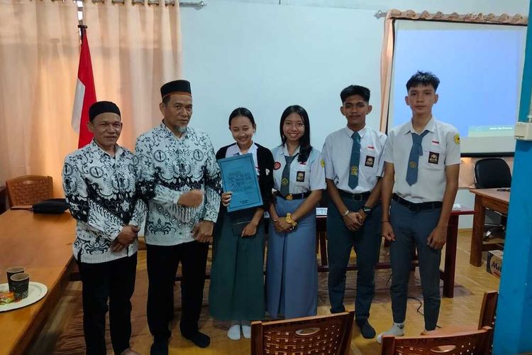 Abdul Muis, guru dipecat, guru dipecat karena BSPS, guru dipecat karena bela honorer, guru dipecat dapat donasi dari siswa, Duduk Perkara Pemecatan Guru Abdul Muis, Dituduh Pungli, padahal Berniat Bantu Honorer, Dari Guru Berdedikasi ke Kursi Pesakitan, Awal Mula Kasus: Laporan dari Aktivis LSM, Vonis Inkrah, Berujung Pemberhentian Tidak Hormat, Klarifikasi Abdul Muis: Saya Tidak Pernah Memungut Uang Sepihak, Solidaritas Guru dan Aksi PGRI Luwu Utara, Harapan dan Permohonan Keadilan