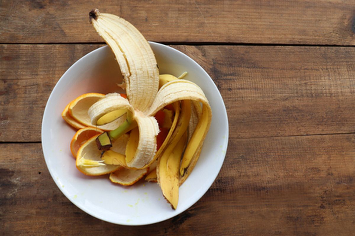 Kulit pisang, kulit pisang, Manfaat kulit pisang, manfaat kulit pisang, 5 Manfaat Kulit Pisang, Awas Bikin Terpeleset Kalau Dibuang Sembarangan, 1. Membersihkan peralatan makan dari perak, 2. Mengilapkan benda berbahan kulit, 3. Menghapus noda tinta, 4. Menghilangkan Goresan pada kaset CD atau DVD, 5. Membersihkan furnitur kayu