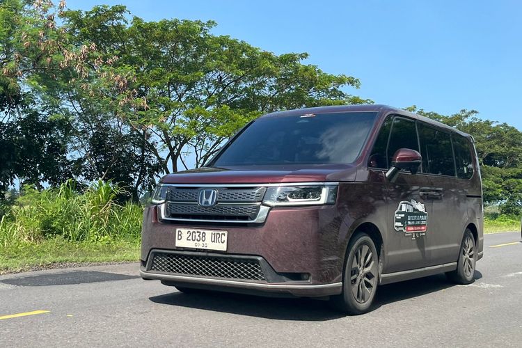 Honda Step WGN e:HEV, perjalanan jauh, kenyamanan kabin, Kenyamanan Honda Step WGN e:HEV: Cocok untuk Keluarga Semua Usia