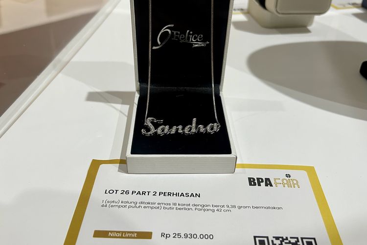 Sandra Dewi, BPA Fair 2026, 10 Perhiasan Sandra Dewi yang Dilelang di BPA Fair 2026, 1. Kalung liontin bertuliskan “Sandra Dewi”, 2. Kalung “Sandra” dari Felice Jewellery, 3. Kalung permata , 4. Dua cincin dari Sandra Dewi Gold, 5. Kalung kunci dari Tiffany &amp; Co., 6. Paket eksklusif 12 perhiasan, 7. Anting besar berinisial “SDW”, 8. Anting bertuliskan “Mika” dan “Rafa”, 9. Gelang “SDW”, 10. Paket 12 perhiasan lengkap