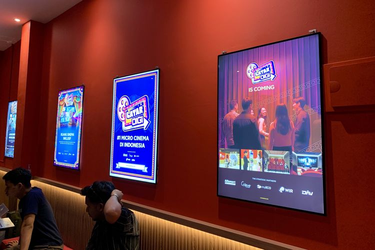 bioskop mini Alfamart, Gading Serpong, 10 Fakta Bioskop Alfamart, Tiket Rp 15.000 dan Bebas Bawa Jajanan, 1. Bermula dari keprihatinan, 2. Lokasi perdana di Gading Serpong, Tangerang, 3. Hanya ada satu studio, kapasitasnya 31 orang, 4. Harga tiket Rp 15.000, 5. Beli tiket langsung di Alfamart, 6. Ini jenis film yang ditayangkan, 7. Boleh bawa jajanan Alfamart, 8. Buka sampai pukul 02.00 dini hari, 9. Tiket ludes terjual saat sebelum resmi dibuka  , 10. Sasar 50 titik bioskop mini Alfamart