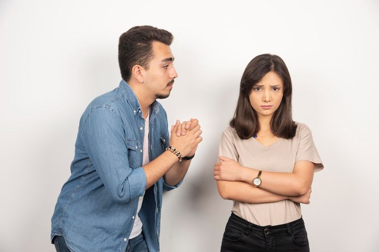 narsistik, Red Flag, pasangan red flag, red flag pasangan, red flag pada pasangan, red flag pasangan narsistik, pasangan npd, orang npd seperti apa, narcissistic personality disorder, 5 Red Flag Pasangan yang Narsistik, Kenali Sebelum Terlambat, 1. Terlalu sempurna di awal hubungan, 2. Merasa lebih unggul dari orang lain, 3. Tidak pernah mau mengakui kesalahan, 4. Sering memancing pujian, 5. Melakukan gaslighting