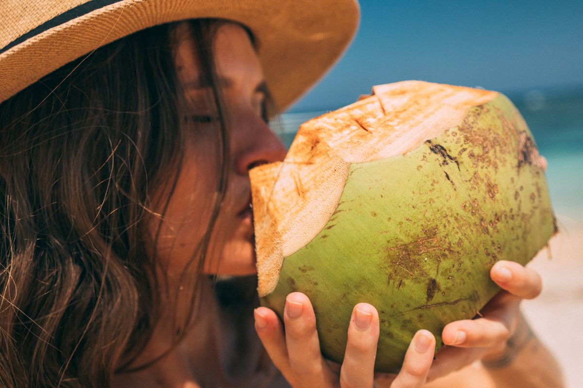 kemarau, musim kemarau, Kemarau, musim kemarau 2025, minuman musim kemarau, minuman cegah dehidrasi, Musim Kemarau Tiba, Ini 5 Minuman yang Ampuh Cegah Dehidrasi, 1. Air Kelapa, 2. Kaldu , 3. Jus Buah , 4. Smoothie, 5. Susu 