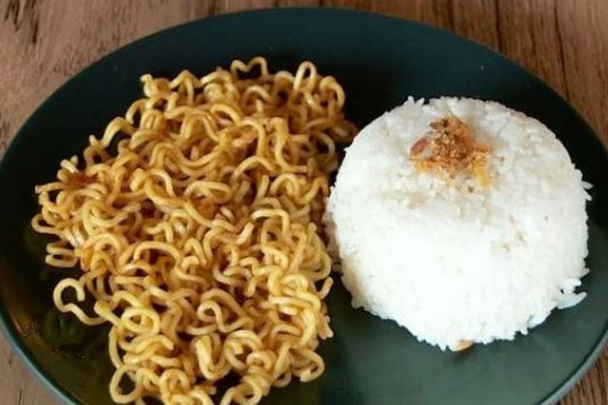 makan mi pakai nasi, Makan mi pakai nasi, mie campur nasi, apakah baik makan mie dengan nasi, makan mie pakai nasi, pakai nasi, makan mie dengan nasi, kenapa makan mie tidak boleh pakai nasi, apakah boleh makan mie dengan nasi, apakah boleh makan mie pakai nasi, Apa Anak Boleh Makan Mi Pakai Nasi? Ini Kata Dokter
