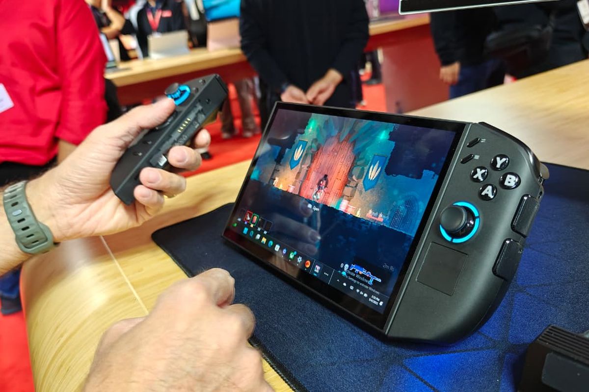 Lenovo, konsol, konsol handheld, legion go, Legion Go 2, Mencoba Langsung Konsol Genggam Lenovo Legion Go 2 di Berlin, Punya 30 Tombol dan Port, Punya banyak tombol, port dan layar OLED, Controller lepas pasang, dukung 3 mode game, Spesifikasi Lenovo Legion Go 2, Harga Lenovo Legion Go 2