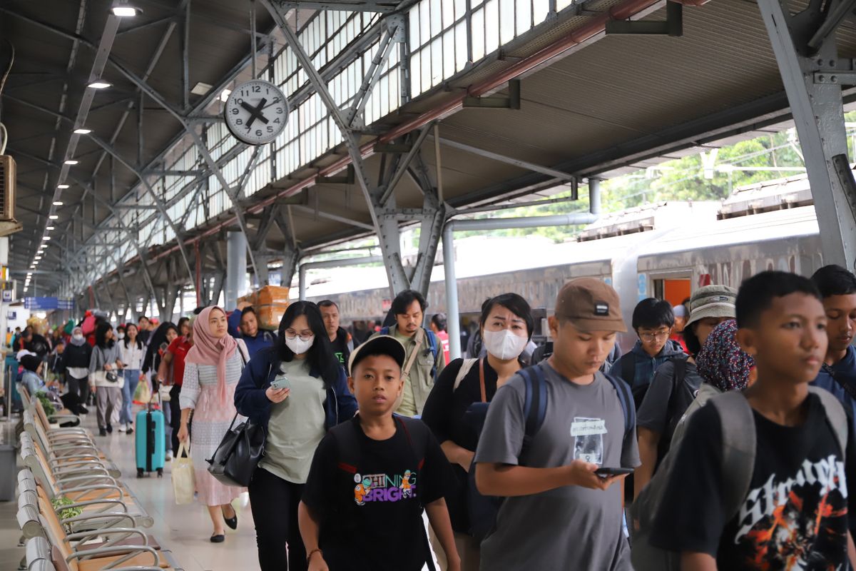 arus balik Nataru 2025, Arus Balik Libur Nataru, 15.324 Penumpang Turun di Stasiun Pasar Senen