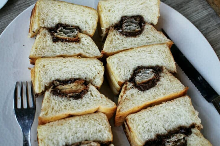 6 Rekomendasi Wisata Kuliner di Cianjur, Lezat dan Harga Terjangkau, 1. Satai Maranggi Ma Nunung, 2. Tan Keng Cu Bakery, 3. Geco Nusasari Pak Iding, 4. Lontong Garasi, 5. Bubur Ayam Sempurna, 6. Wisata Durian Petik