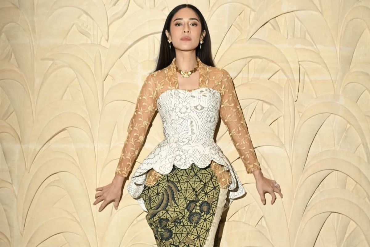 Dian Sastrowardoyo, Hari Kartini, Dian Sastro, dian sastrowardoyo kartini, dian sastrowardoyo kebaya, dian sastro mengenang kartini, dian sastro berkebaya, padu padan kebaya dan batik, padu padan kebaya dan batik ala dian sastro, gaya dian sastro, Intip Gaya Dian Sastro Padu Padan Kebaya dan Kain Batik di Hari Kartini