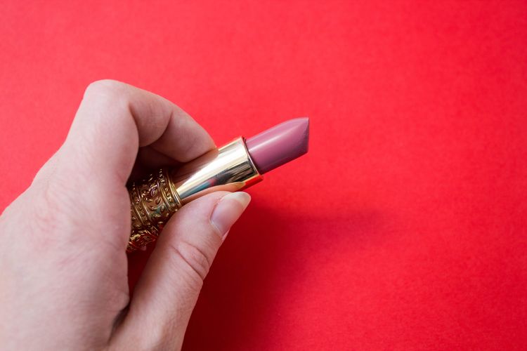 warna lipstik, kencan, kencan pertama, 5 Warna Lipstik Terbaik untuk Kencan Pertama Menurut Pakar, 1. Merah menyala, 3. Soft pink, 4. Chocolate brown, 5. Berry