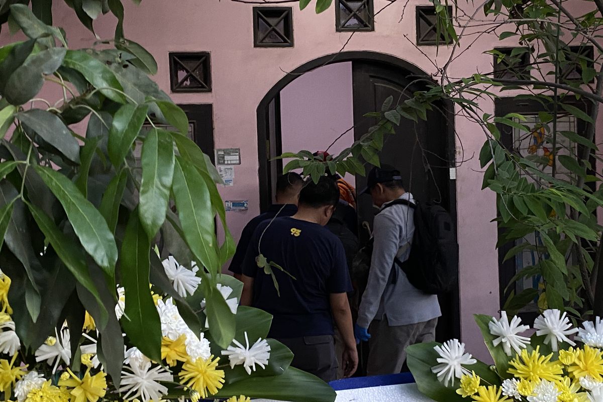Indramayu, kematian satu keluarga, satu keluarga tewas, 5 jasad indramayu, Misteri Kematian Satu Keluarga di Indramayu: 5 Saksi Diperiksa, Temuan Cangkul dan Sprei, Lima Jasad Terkubur Satu Lubang, Penemuan yang Mengguncang Warga, Bukti dan Penyelidikan, Keseharian Korban