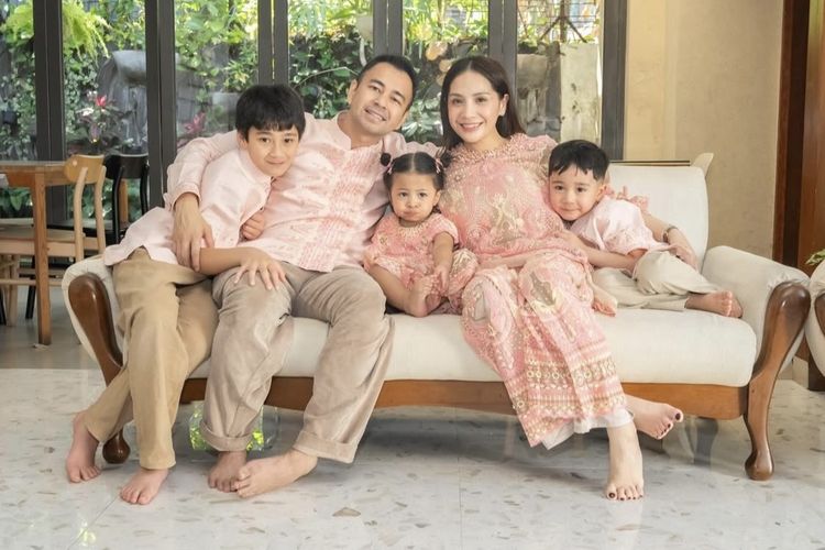 Raffi Ahmad, Nagita Slavina, Intip Outfit Lebaran Raffi Ahmad dan Nagita Slavina, Serasi Pakai Pink, Nuansa pink muda yang lembut dan elegan, Detail busana Nagita Slavina yang feminin, Gaya Raffi Ahmad dalam baju koko, Busana anak-anak yang menggemaskan
