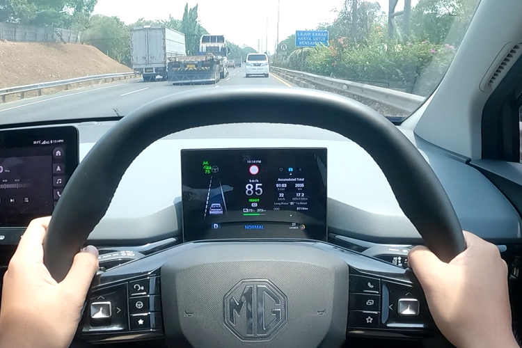 mobil matik, cara menyalip pakai mobil matik, kick down mobil matik, tips aman menyalip, teknik menyalip pakai mobil matik, Jangan Asal, Ini Cara Menyalip Pakai Mobil Matik yang Benar