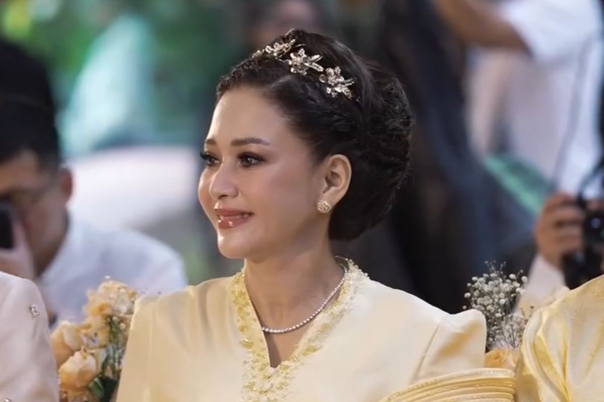 Maia Estianty, Ahmad Dhani, El Rumi, Syifa Hadju, gaya Maia Estianty, 9 Gaya Maia Estianty Saat Lamaran El Rumi–Syifa Hadju, Anggun Bernuansa Butter Yellow, 1. Warna butter yellow yang lembut, 2. Kebaya rancangan desainer lokal, 3. Detail bordir, 4. Selendang dengan draping elegan, 5. Riasan glowy, 6. Riasan mata yang lembut, 7. Tatanan rambut klasik nan rapi, 8. Aksesori rambut, 9. Cincin statement