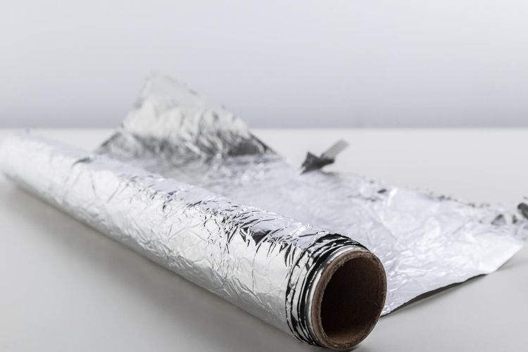 panggangan, cara membersihkan panggangan, Cara Bersihkan Alat Pemanggang dengan Bahan Rumah Tangga, 1. Membersihkan panggangan dengan bawang bombai, 2. Membersihkan panggangan dengan aluminium foil, 3. Membersihkan panggangan dengan kopi, 4. Membersihkan panggangan dengan sabun cuci piring