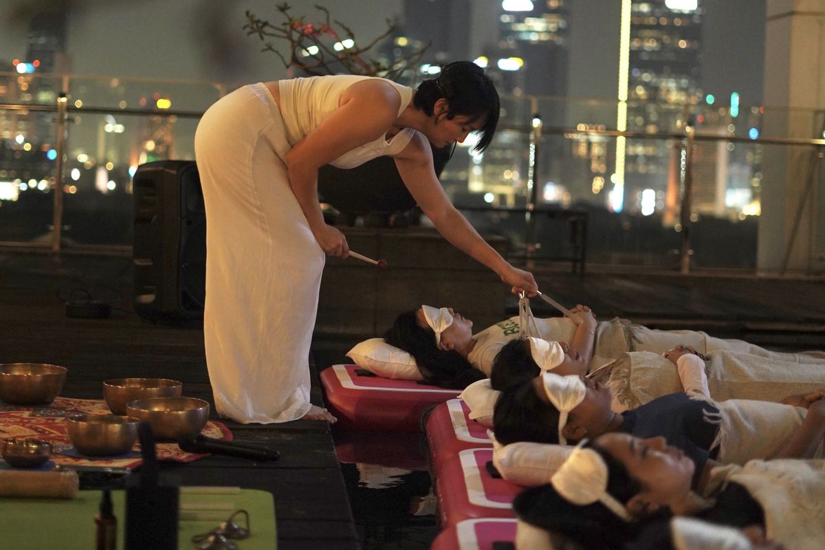 sound bath, manfaat sound bath, sound bath dapat meredakan stres, sound bath jakarta, sound bath adalah, sound bath purpose, 6 Manfaat Sound Bath untuk Kesehatan Fisik dan Mental, Tak Cuma Bikin Rileks, 1. Membawa pikiran ke mode relaksasi mendalam, 2. Mengurangi stres secara alami, 3. Membantu melepaskan emosi tertahan, 4. Terapi pelengkap untuk penyakit kronis, 5. Membantu mengatasi insomnia, 6. Meningkatkan kesadaran tubuh
